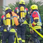 Feuerwehr rettet 3 Personen aus brennenden Gebäude