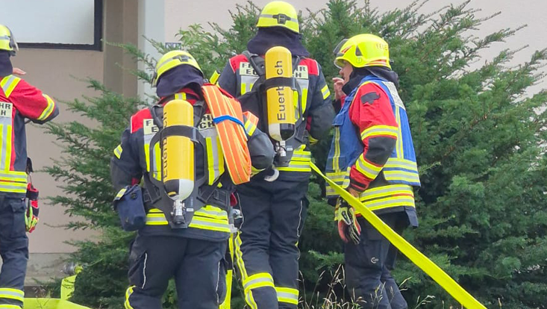 Feuerwehr rettet 3 Personen aus brennenden Gebäude