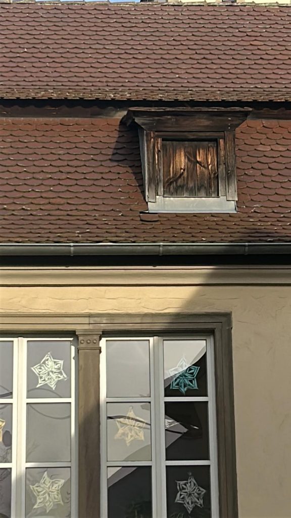 Ziegel droht auf Hauptstraße zu fallen in EUerbach am 18.12.2025