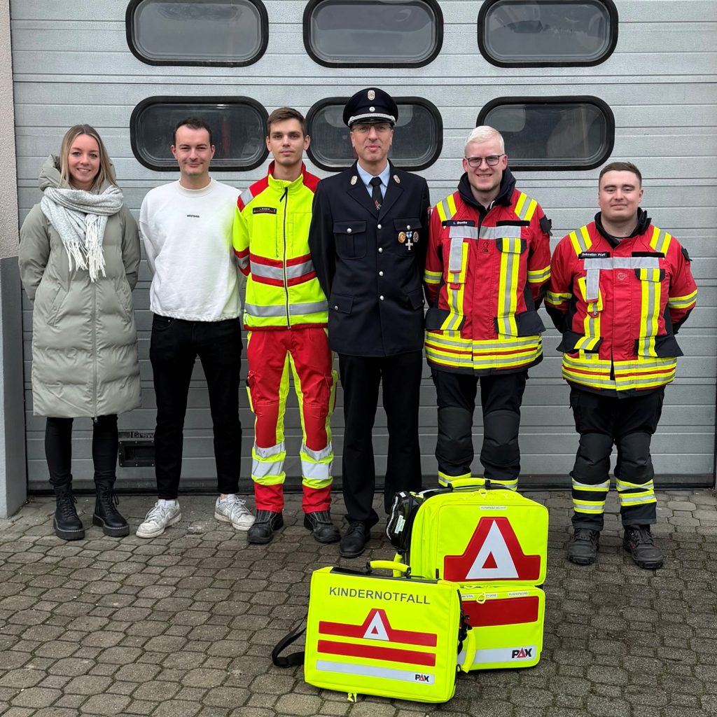 Übergabe der neuen Kindernotfall-Tasche