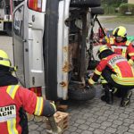 Person unter PKW eingeklemmt