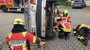 THL-Übung der Feuerwehr Euerbach am 13.4.2026: Person unter PKW eingeklemmt.