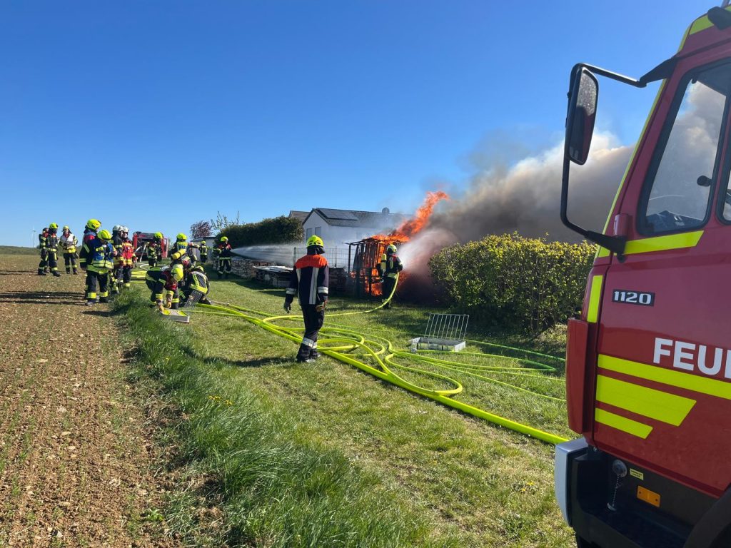 Brand Gartenhütte (Person in Gefahr)