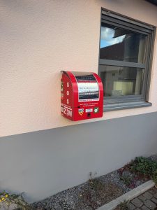 AED (Automatisierter Externer Defibrillator) am Feuerwehrhaus Euerbach.